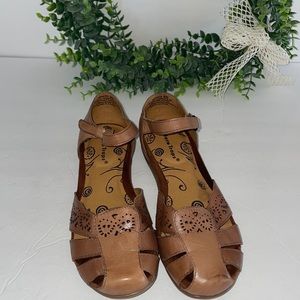 Bare Traps "Riggins" Closed Toe Sandal